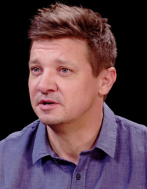 S16 E08 - Jeremy Renner Goes Blind in One Eye While Eating Spicy Wings - Hot Ones