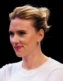 S08 E12 - Scarlett Johansson Tries to Not Spoil 'Avengers' While Eating Spicy Wings - Hot Ones