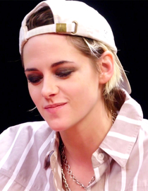 S10 E09 - Kristen Stewart Brings the Angels to Eat Spicy Wings - Hot Ones
