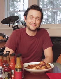 S12 E10 - Joseph Gordon-Levitt Gets Cocky While Eating Spicy Wings - Hot Ones
