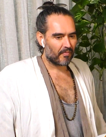 S14 E11 - Russell Brand Serenades Superfan Brett Baker While Eating Spicy Wings - Hot Ones