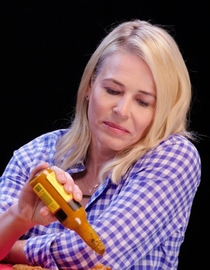 S08 E11 - Chelsea Handler Goes Off the Rails While Eating Spicy Wings - Hot Ones