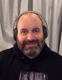 S12 E01 - Tom Segura Keeps It High and Tight While Eating Spicy Wings - Hot Ones