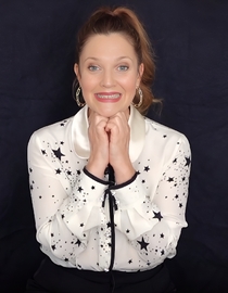 S12 E09 - Drew Barrymore Has a Hard Time Processing While Eating Hot Wings - Hot Ones